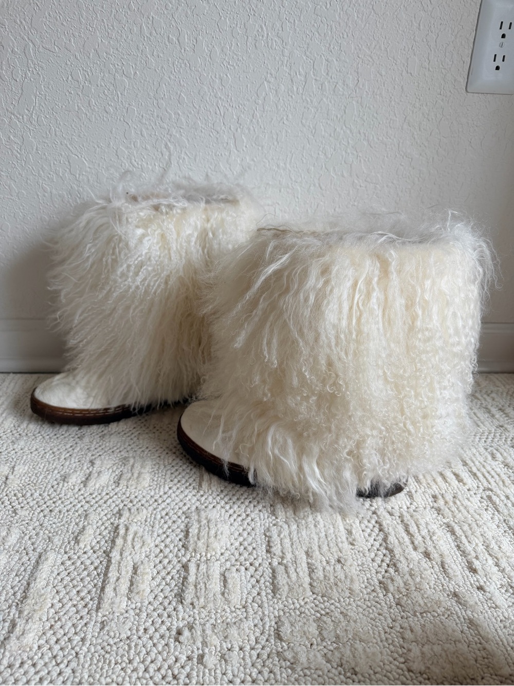 Bearpaw Boetis II Genuine Curly Lamb Fur Boots White Sheepskin Winter Size 10